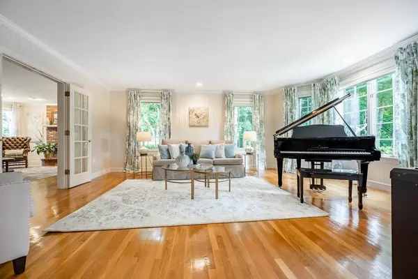 8 Farnham Cir, Andover, MA 01810