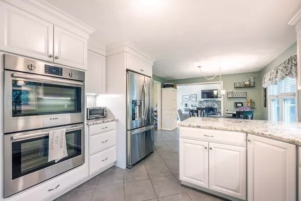 2 Pheasant Hill Ln, Methuen, MA 01844