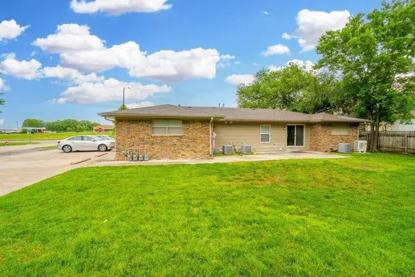 615 N Andover Rd, Andover, KS 67002