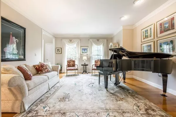 17 Somerset Dr, Andover, MA 01810