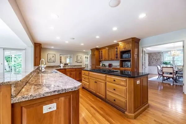 8 Farnham Cir, Andover, MA 01810