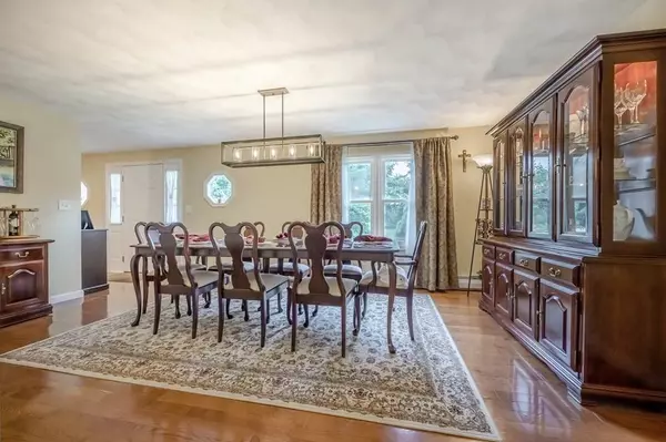 2 Pheasant Hill Ln, Methuen, MA 01844