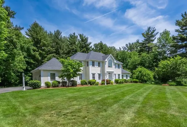 17 Somerset Dr, Andover, MA 01810