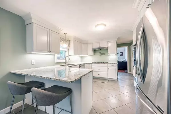 2 Pheasant Hill Ln, Methuen, MA 01844