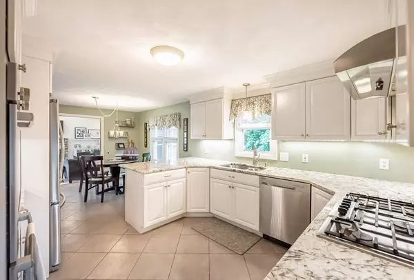 2 Pheasant Hill Ln, Methuen, MA 01844