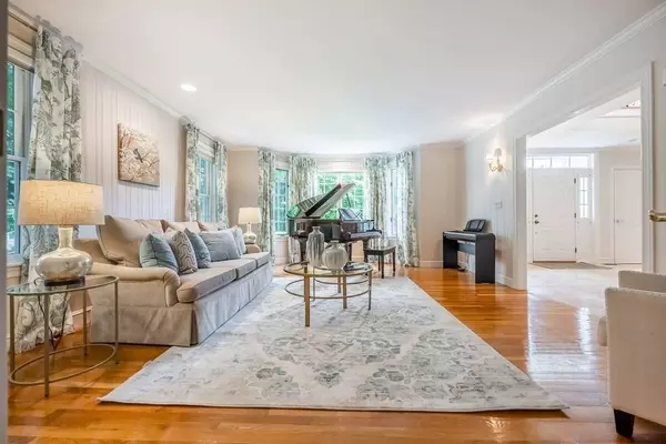 8 Farnham Cir, Andover, MA 01810