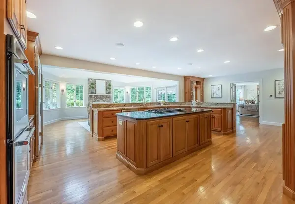 8 Farnham Cir, Andover, MA 01810