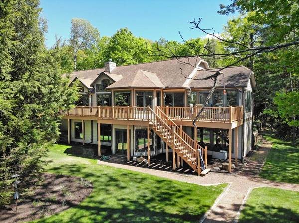 6621 EAGLESHAM RD, Three Lakes, WI 54562