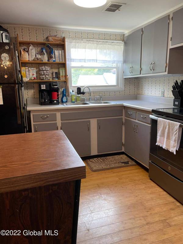 138 Log City  RD, Amsterdam, NY 12010