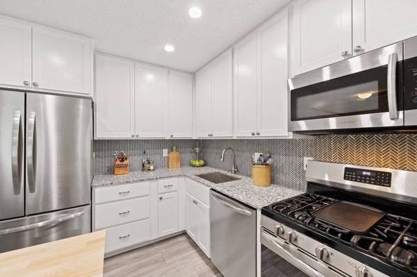 9608 Cimarron TRL, Minnetonka, MN 55305