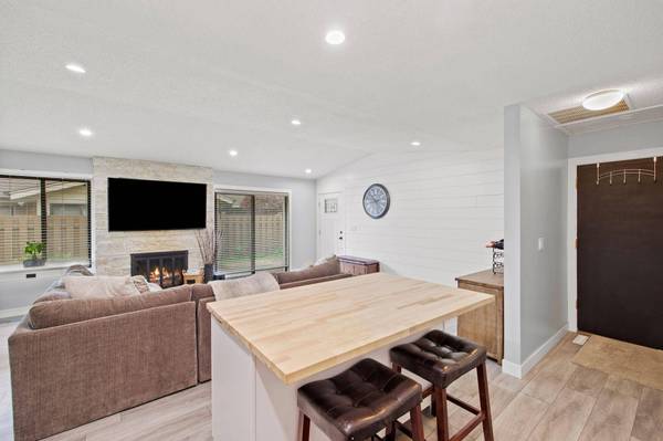 9608 Cimarron TRL, Minnetonka, MN 55305