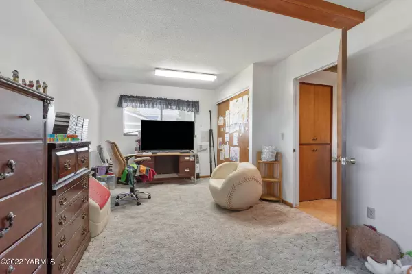 1305 Adams Ave, Toppenish, WA 98948