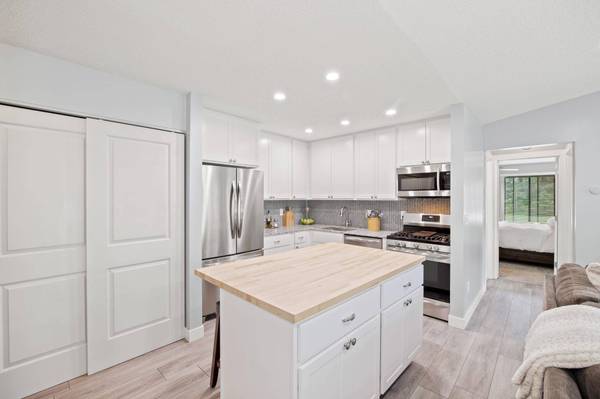 9608 Cimarron TRL, Minnetonka, MN 55305