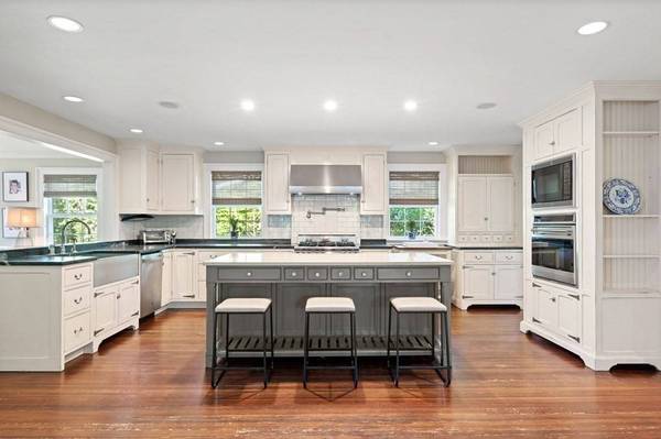 143 Grapevine Rd, Wenham, MA 01984