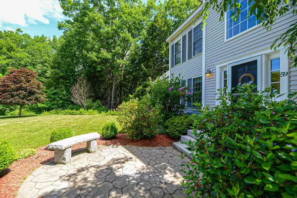 59 Quaker LN, Dover, NH 03820