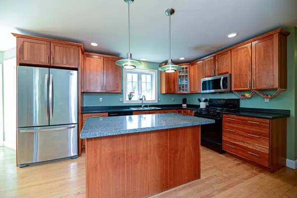 59 Quaker LN, Dover, NH 03820