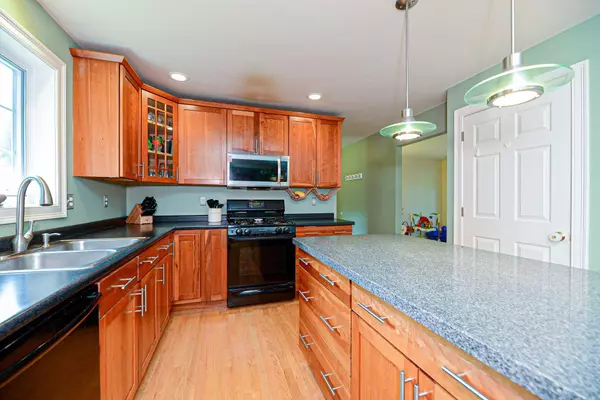 59 Quaker LN, Dover, NH 03820