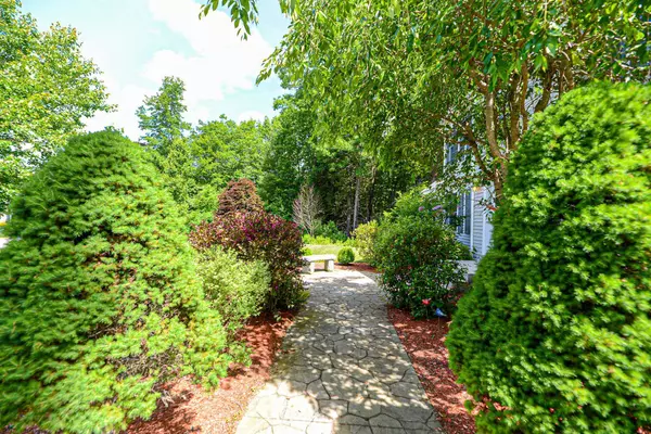 59 Quaker LN, Dover, NH 03820