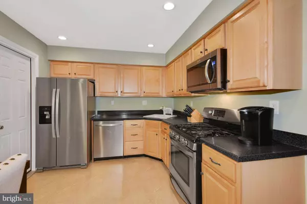 73 FARNWOOD RD, Mount Laurel, NJ 08054