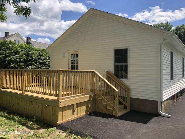 12 4th  ST, Amsterdam, NY 12010