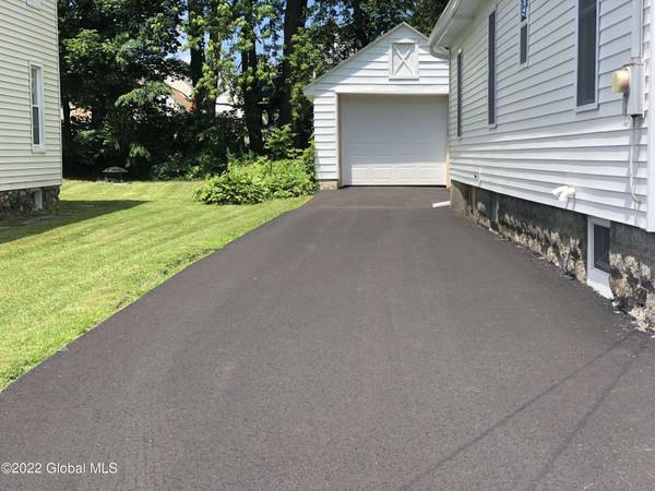 12 4th ST, Amsterdam, NY 12010