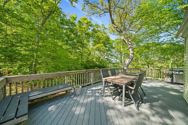 10 Magnolia Ln, Mashpee, MA 02649