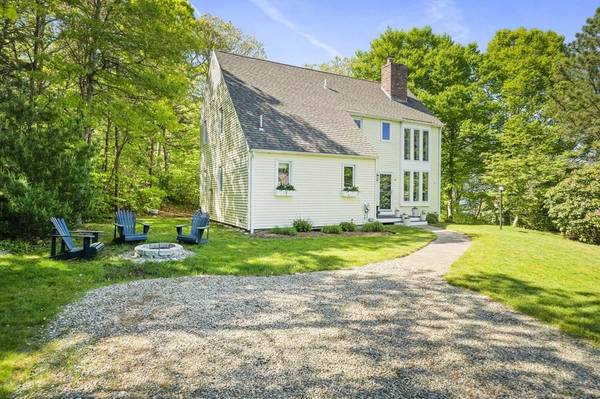 10 Magnolia Ln, Mashpee, MA 02649