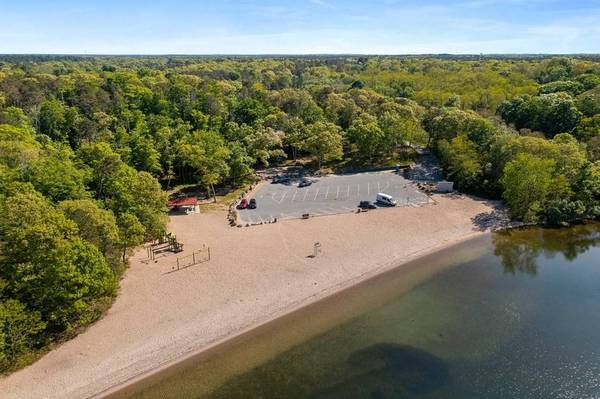 10 Magnolia Ln, Mashpee, MA 02649