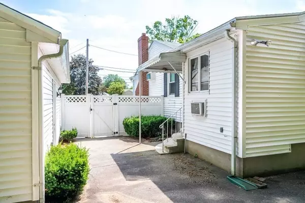 25 Raymond Cir, Peabody, MA 01960