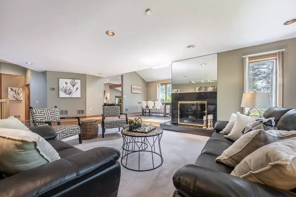 36 Betty Ann Ln, Dracut, MA 01826