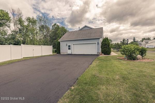 84 Blue Jay  WAY, Rexford, NY 12148