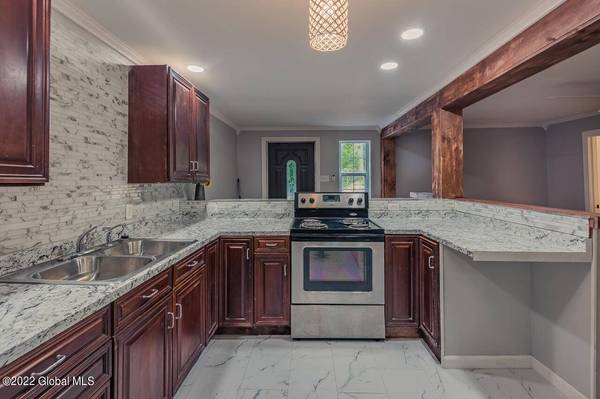 28 Spring AVE, Gloversville, NY 12078