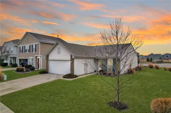 933 Curlew LN, Greenwood, IN 46143