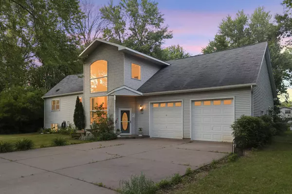 1987 Goodview AVE N, Oakdale, MN 55128