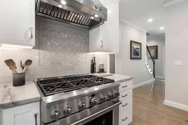 1432 Old Sandwich Rd, Plymouth, MA 02360