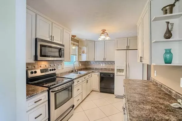 4 Woodcliff Rd, Holbrook, MA 02343