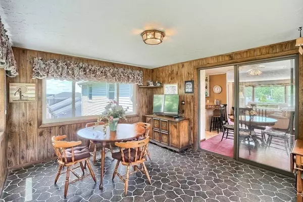 4 Woodcliff Rd, Holbrook, MA 02343