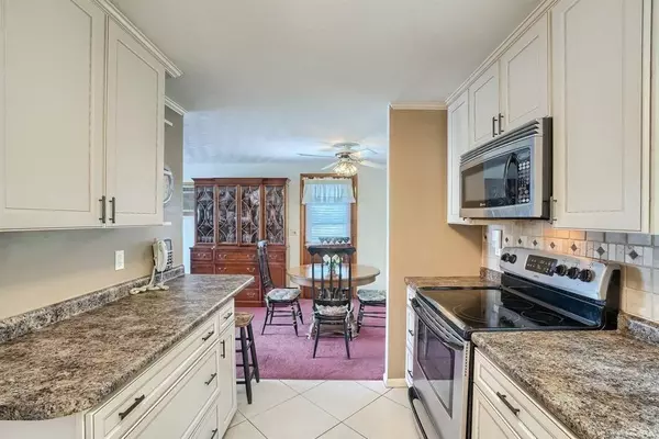 4 Woodcliff Rd, Holbrook, MA 02343