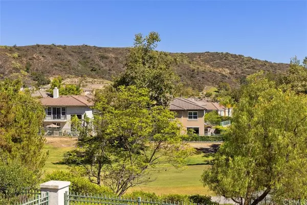 12 Foxtail LN, Rancho Santa Margarita, CA 92679