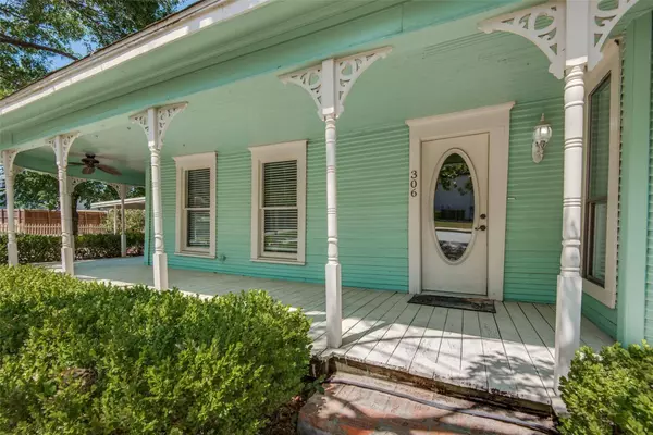 306 Austin Street, Grapevine, TX 76051