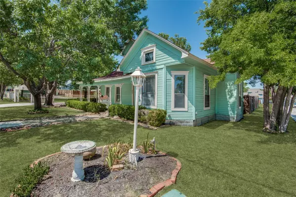 306 Austin Street, Grapevine, TX 76051