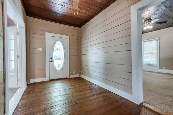 306 Austin Street, Grapevine, TX 76051