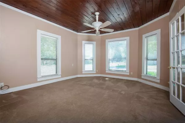 306 Austin Street, Grapevine, TX 76051