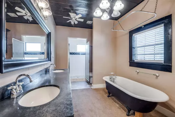 306 Austin Street, Grapevine, TX 76051