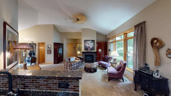 11140 Lake Point DR, Chisago City, MN 55013