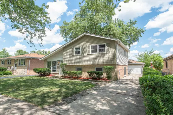 15109 Raday DR, Midlothian, IL 60445