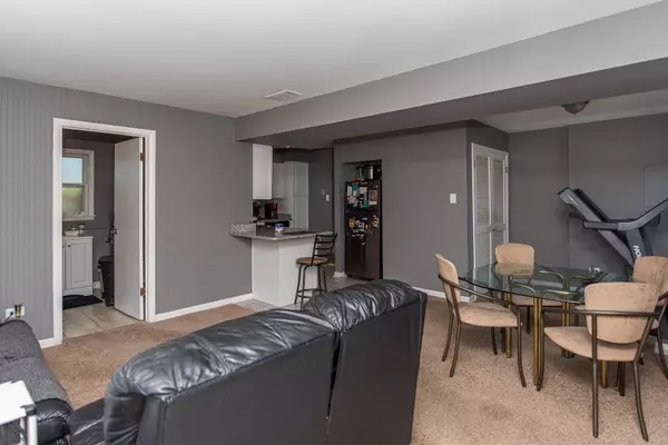 15109 Raday DR, Midlothian, IL 60445