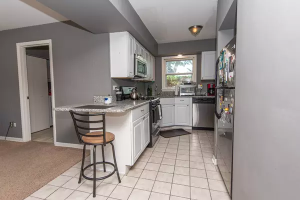 15109 Raday DR, Midlothian, IL 60445