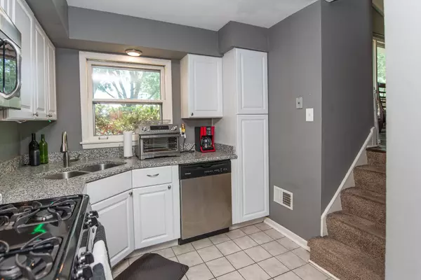 15109 Raday DR, Midlothian, IL 60445