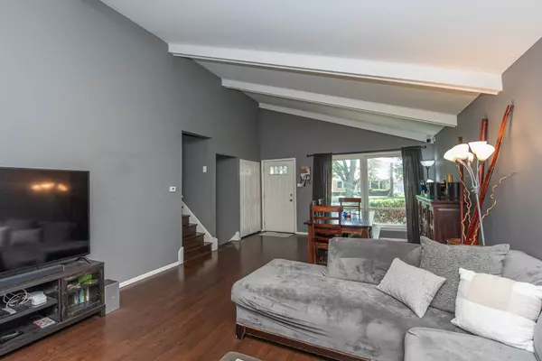 15109 Raday DR, Midlothian, IL 60445